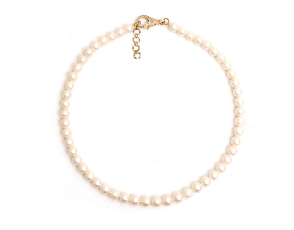 Collar perlas cultivadas con broche de oro y diamantes