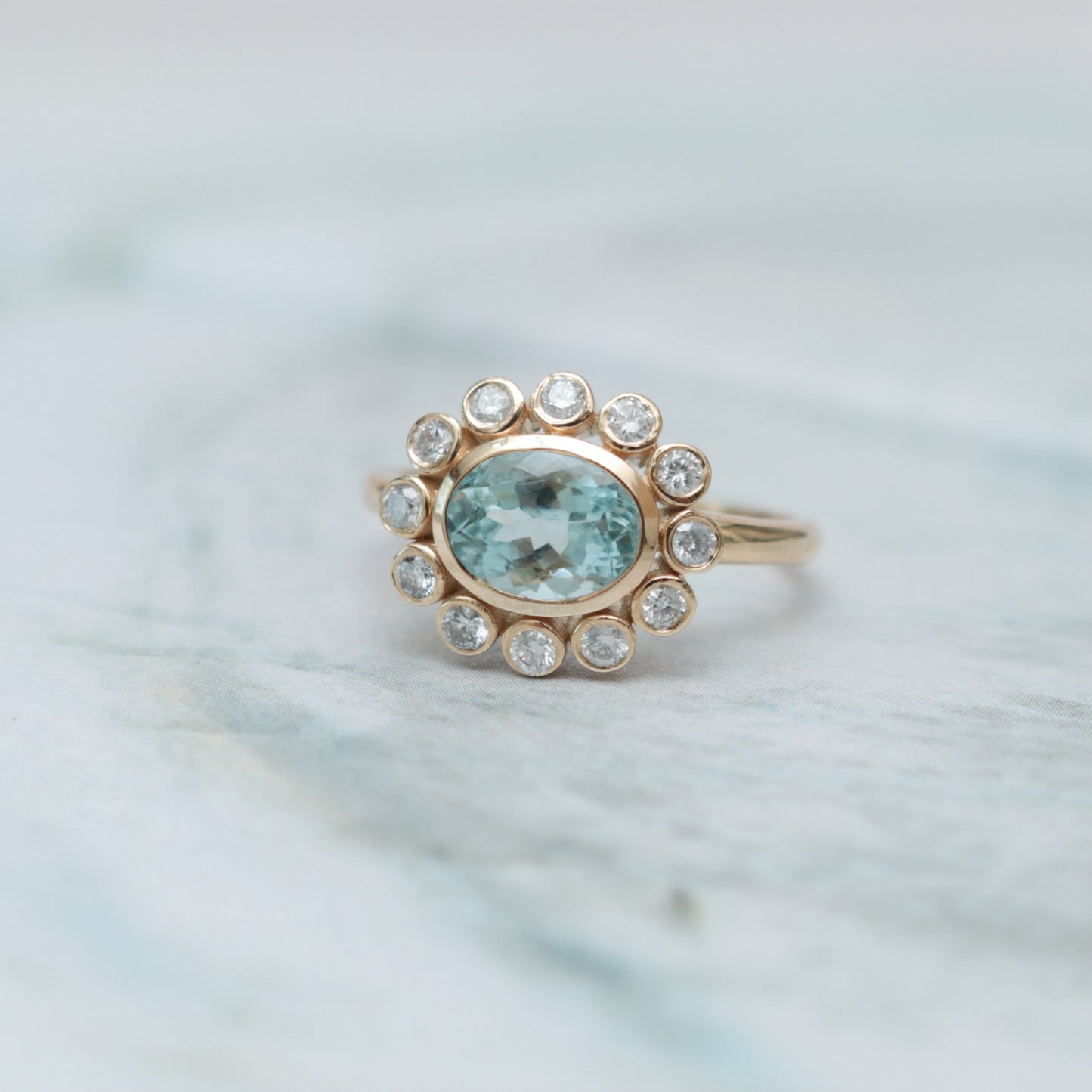 Anillo aguamarina oval con diamantes naturales