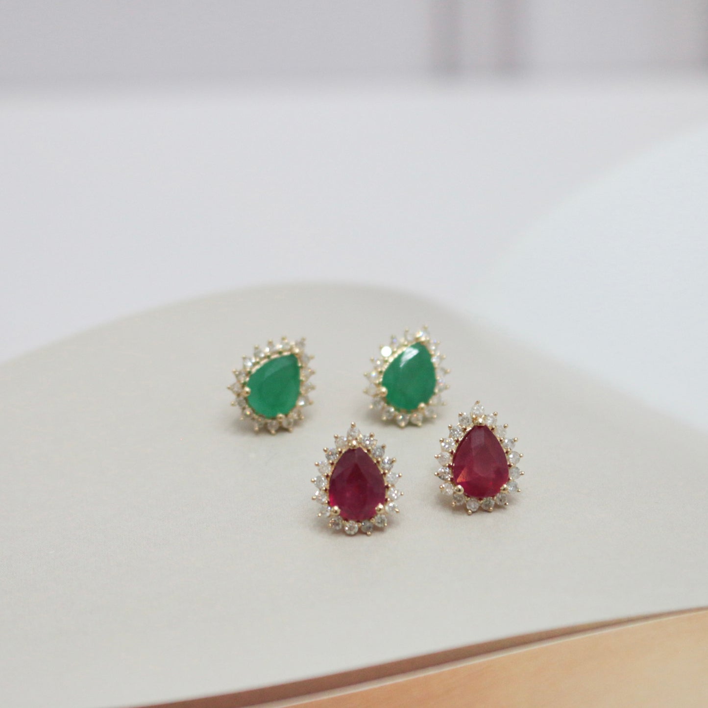 Gotas de rubies con halo de diamantes 3 uñas