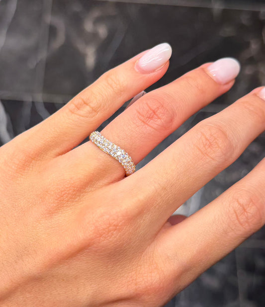 Anillo wavy half pave