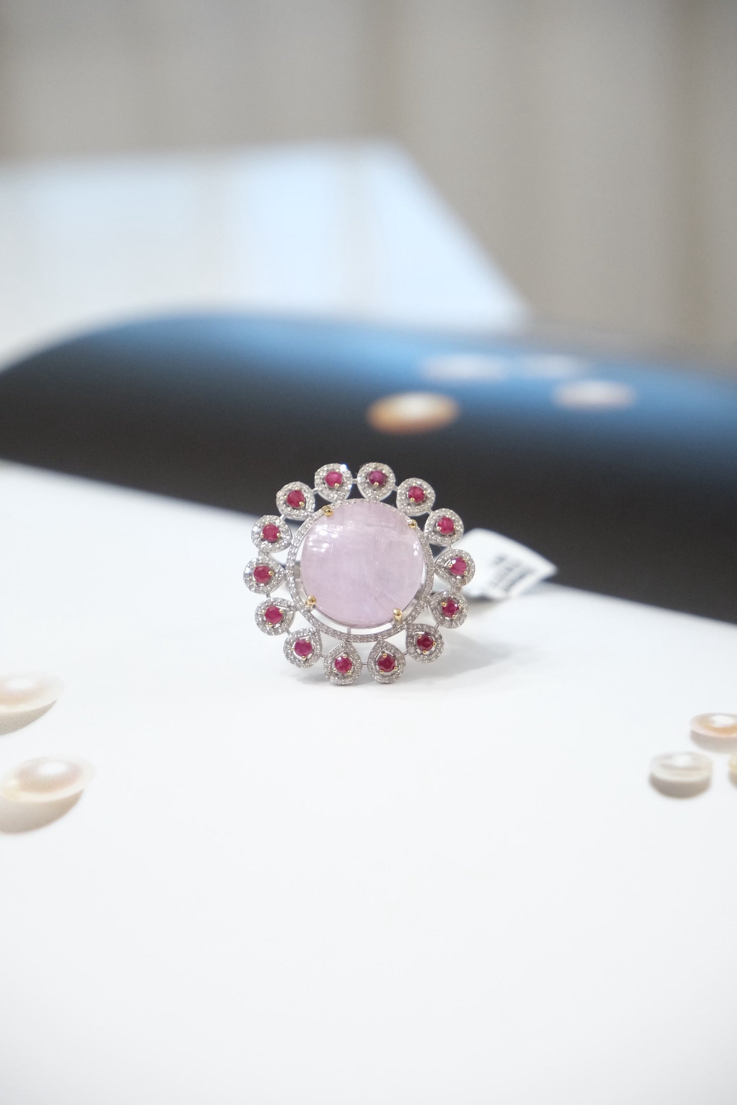 Anillo de plata con kunzita natural cabuchona con rubies