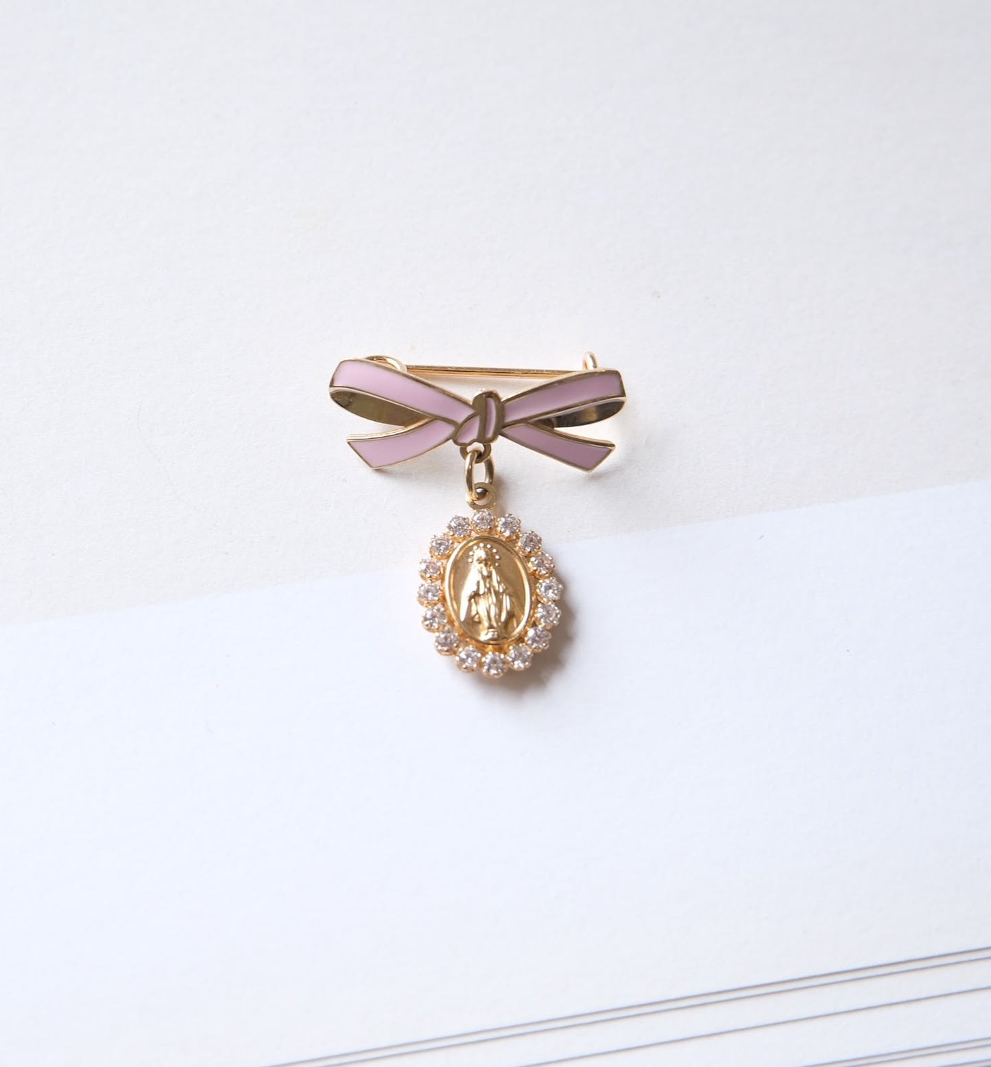 Broche de moño de oro esmaltado rosa con medalla de la milagrosa