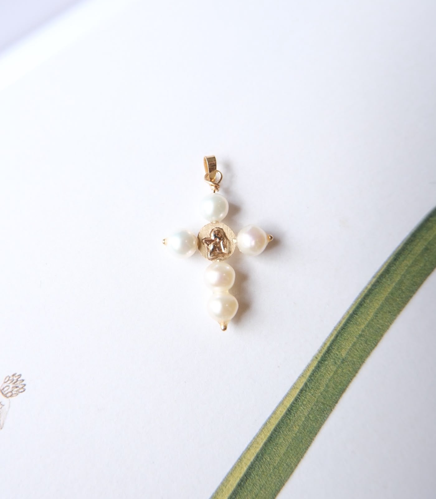 Cruz de perlas cultivadas con medalla de angelito