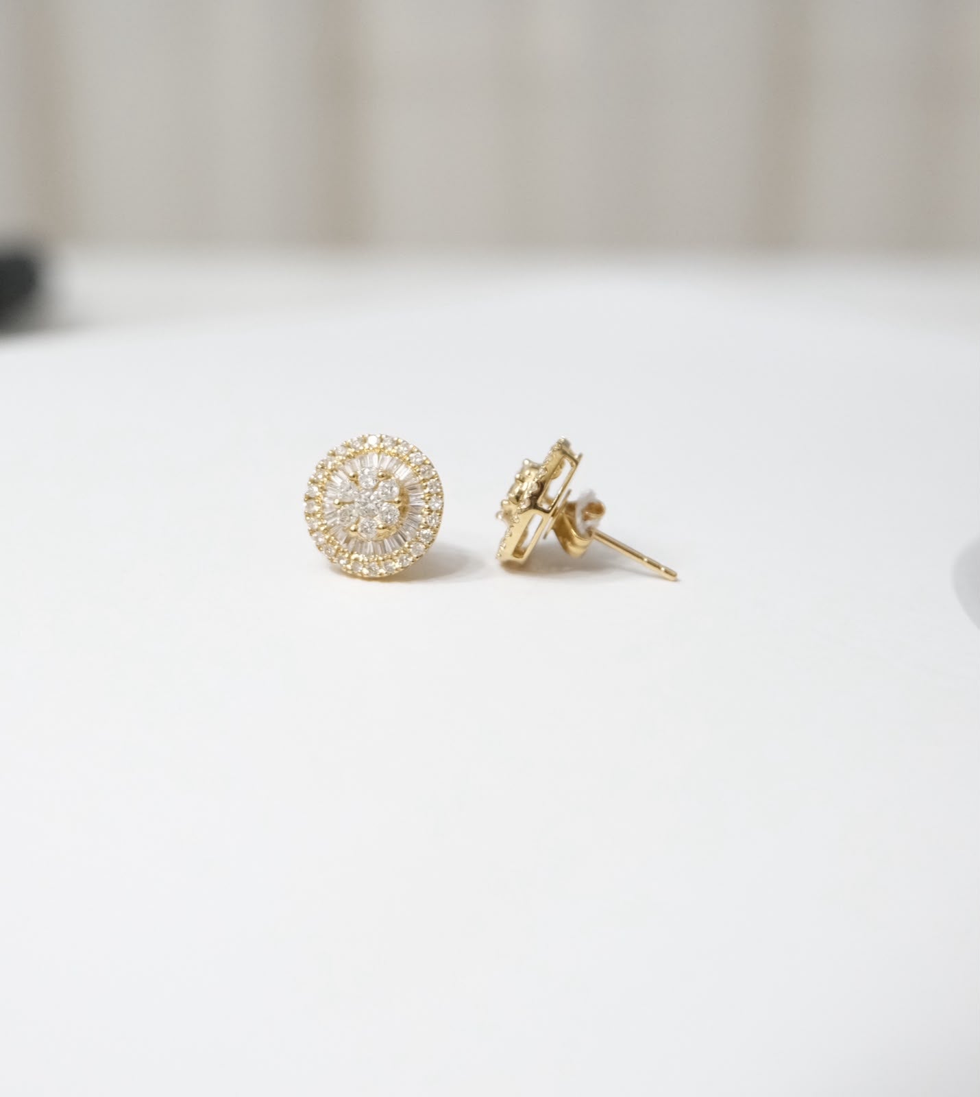 Aretes circulares de diamantes baguettes