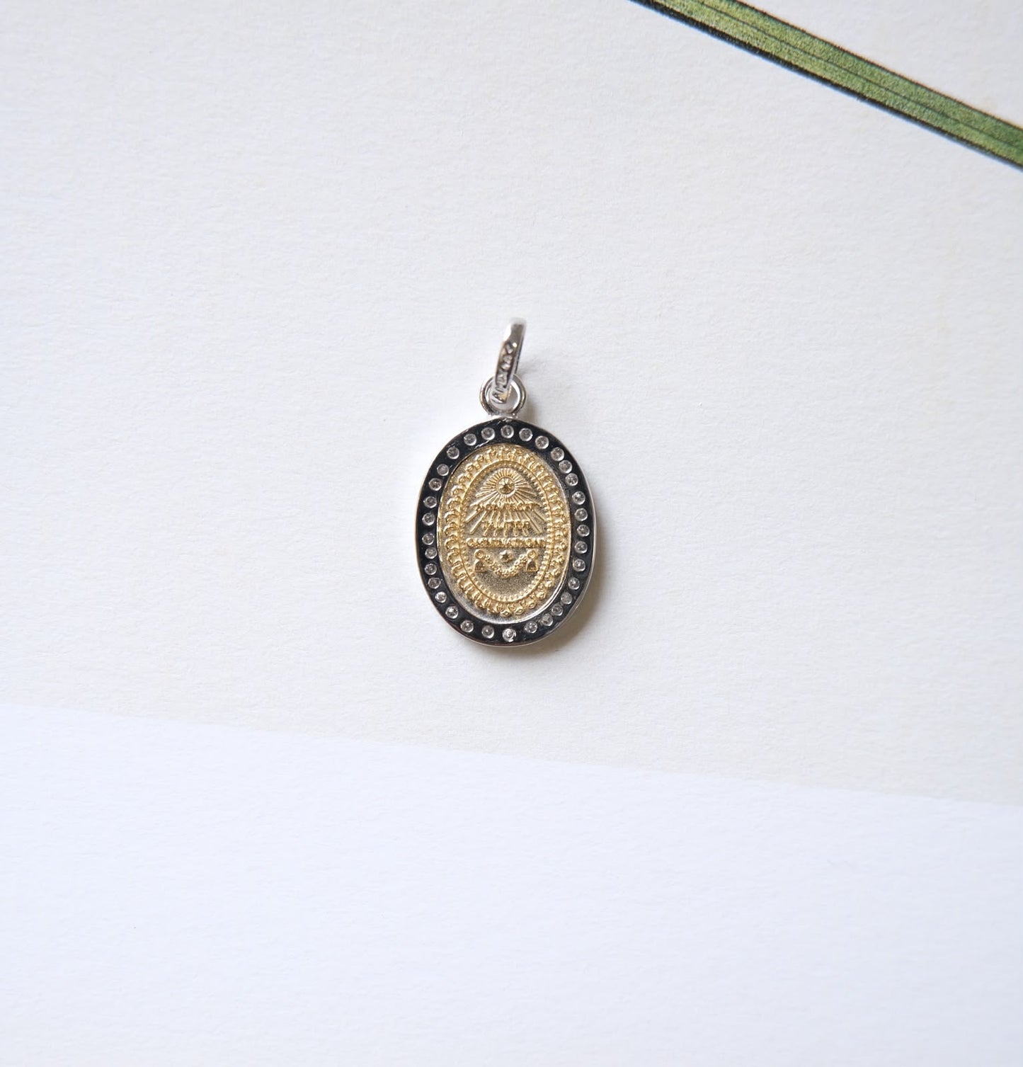 Medalla oval diamantes