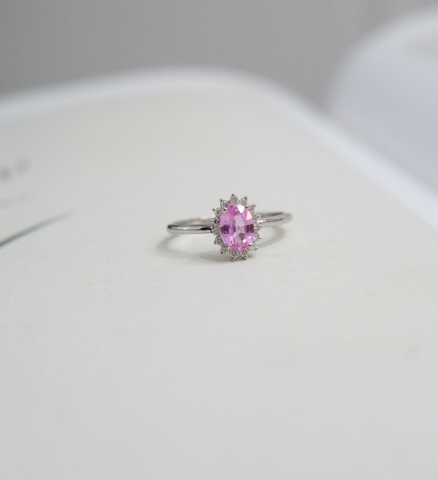 Anillo zafiro oval rosa con diamantes