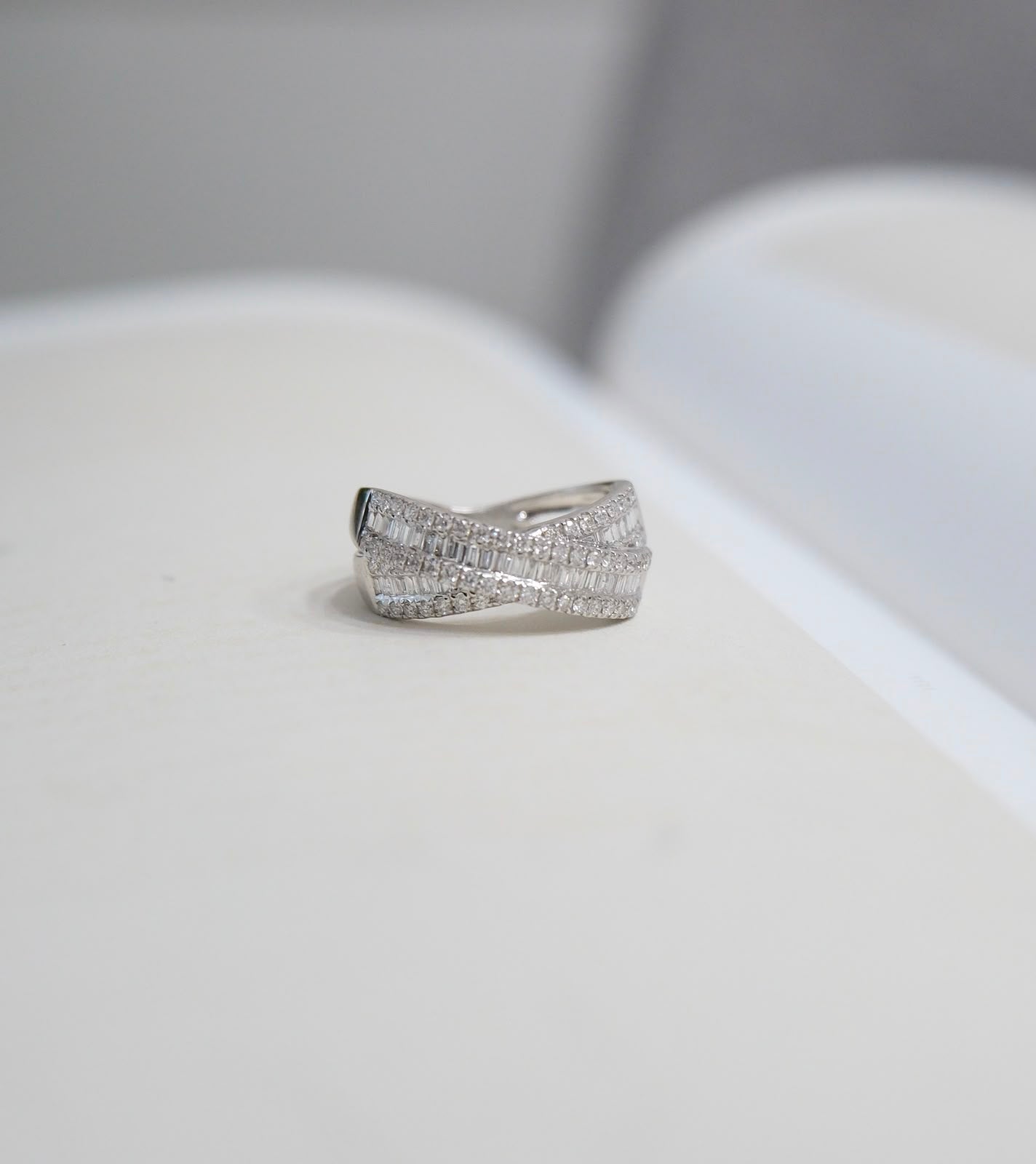 Anillo cruzado baguettes