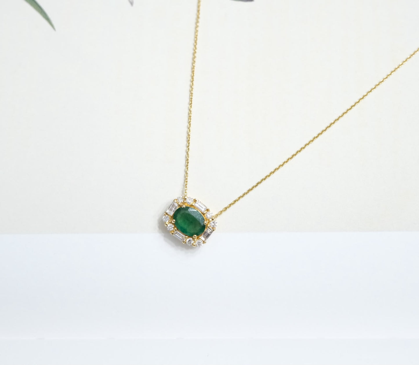 Collar esmeralda oval y diamantes baguettes