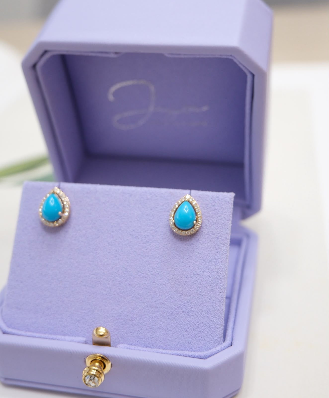 Aretes de turquesas en forma de gota con halo de diamantes
