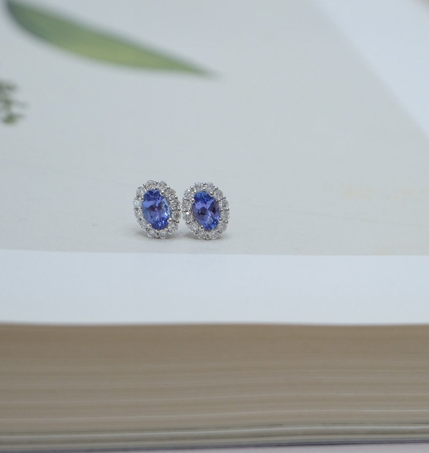 Aretes tanzanita oval con diamantes