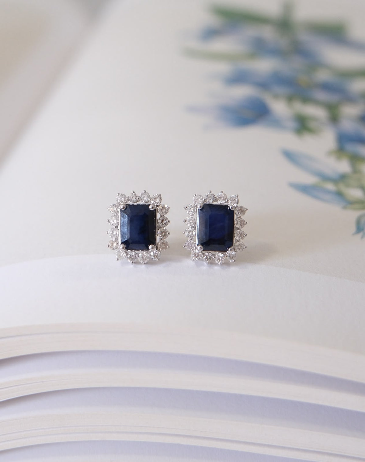 Aretes de zafiro con halo de diamantes