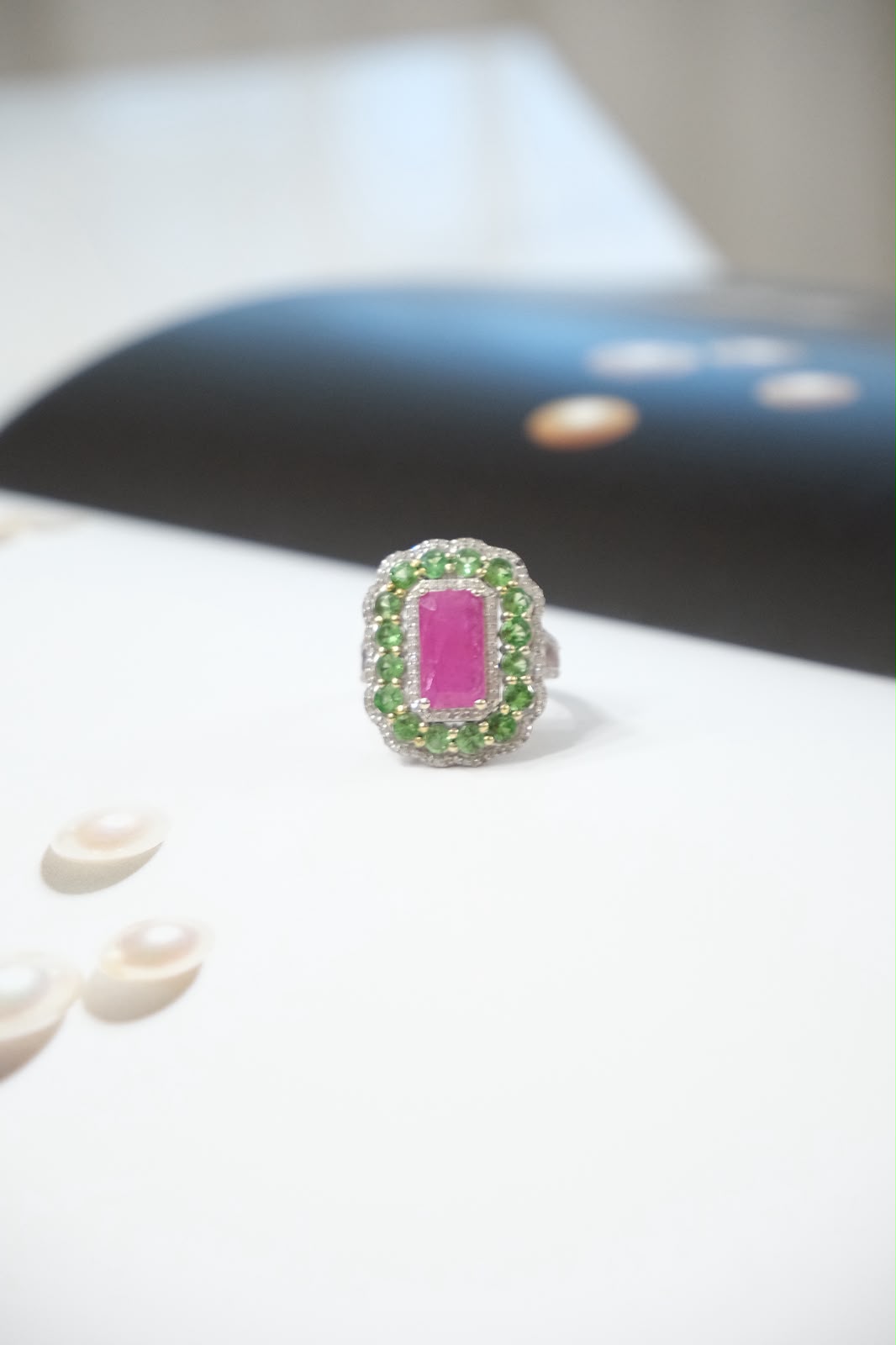 Anillo de plata con rubí, diamantes y tsavoritas.