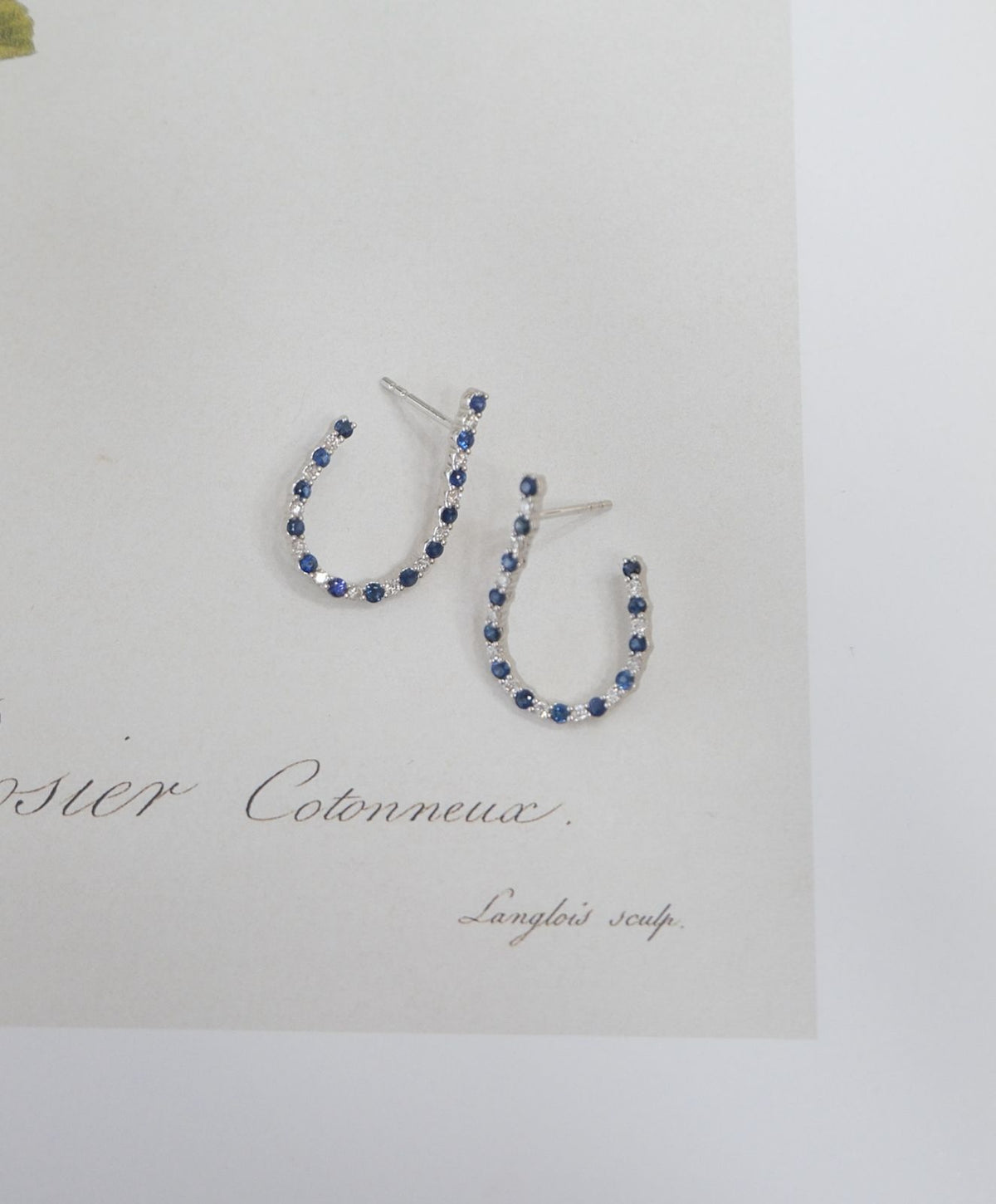 Aretes churros delgados con diamantes y zafiros
