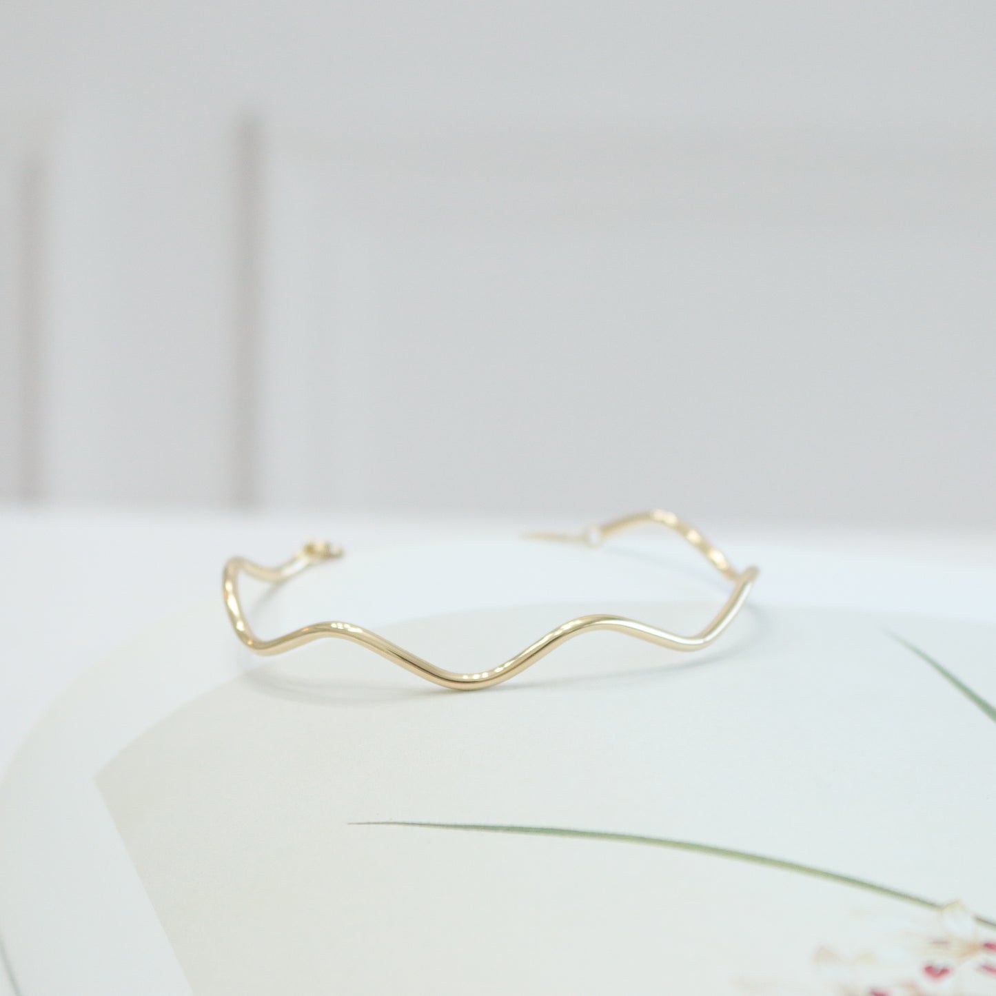Wavy plane bangle