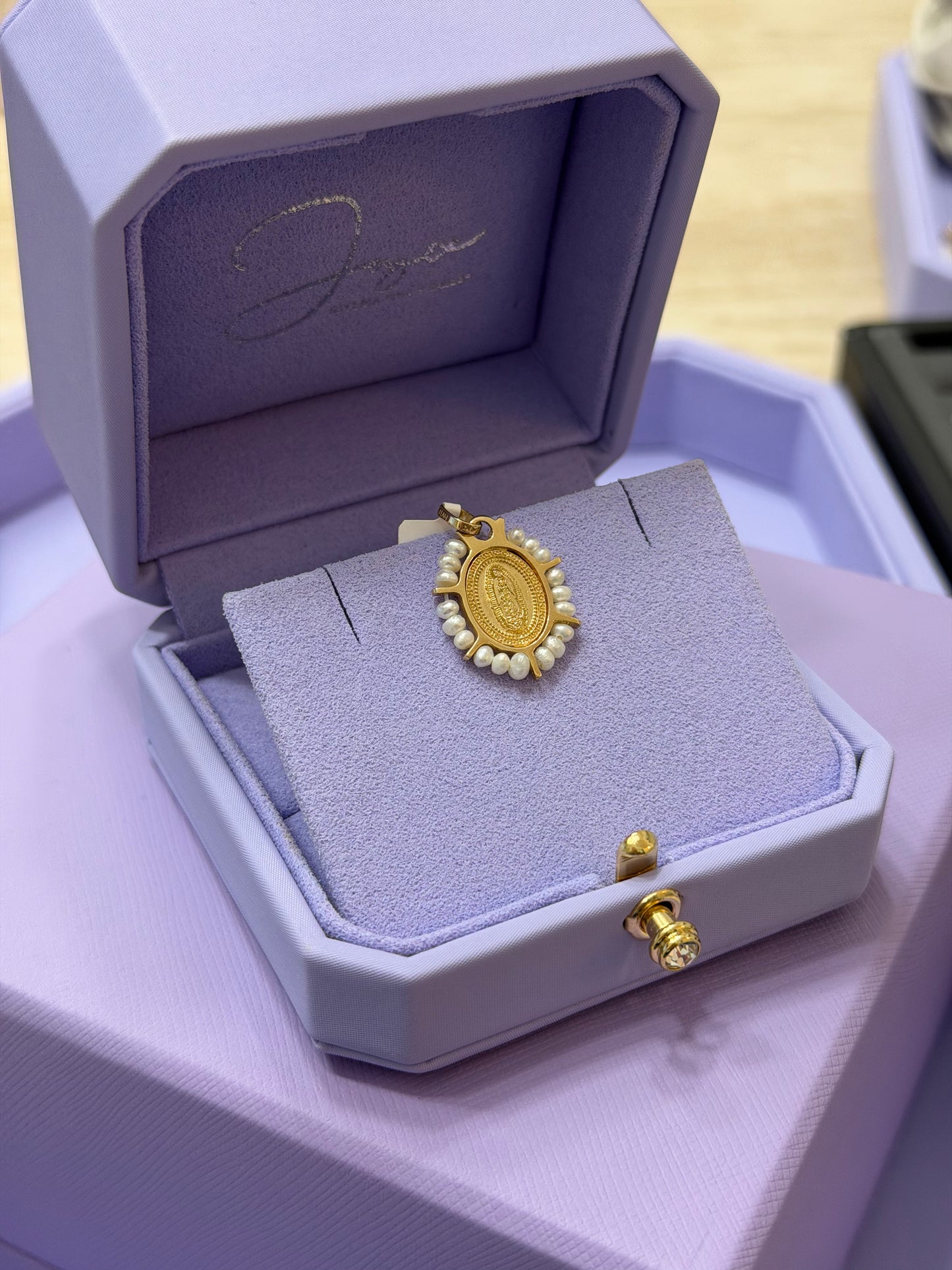 Medalla Guadalupe con perlas