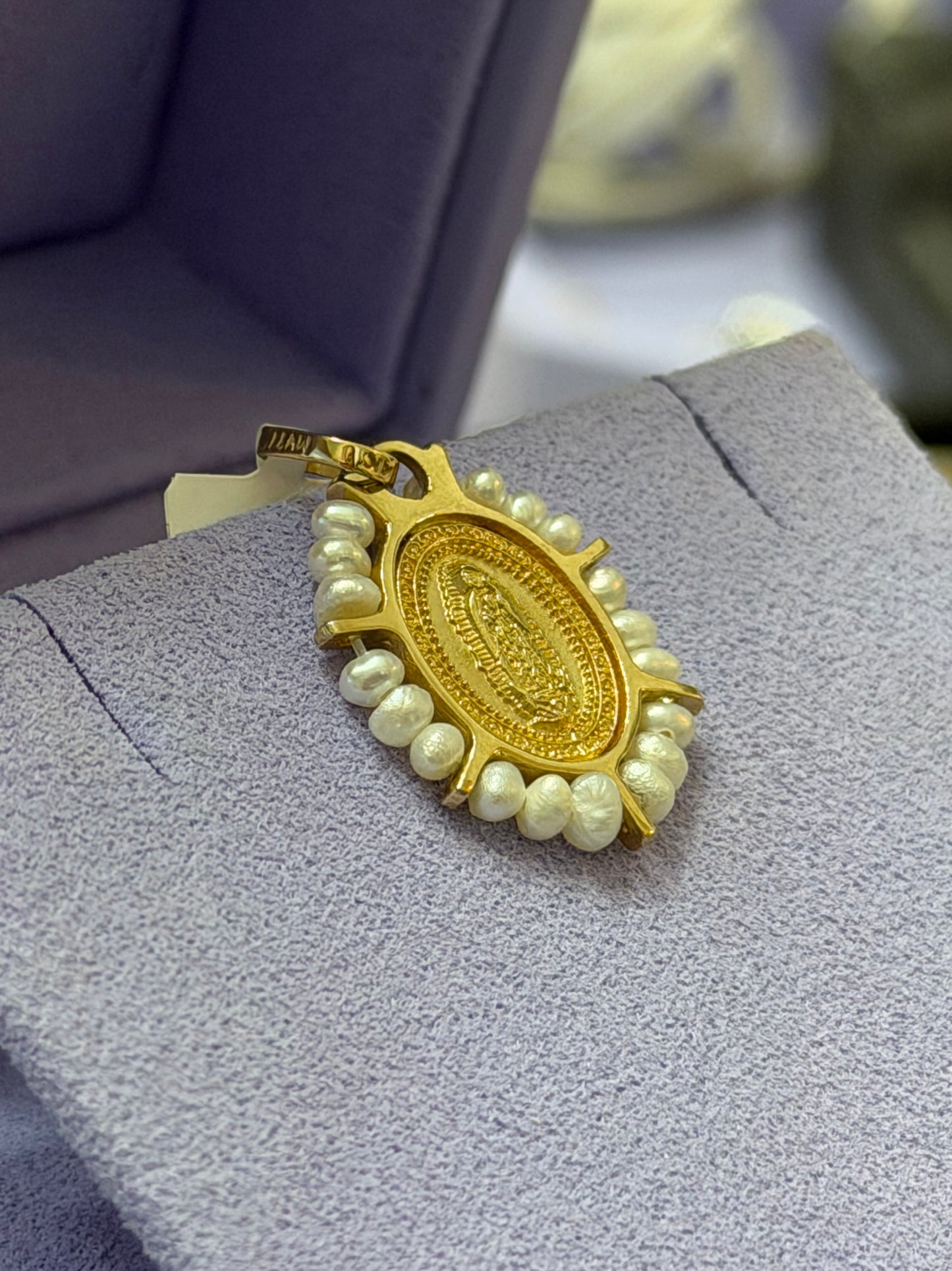 Medalla Guadalupe con perlas
