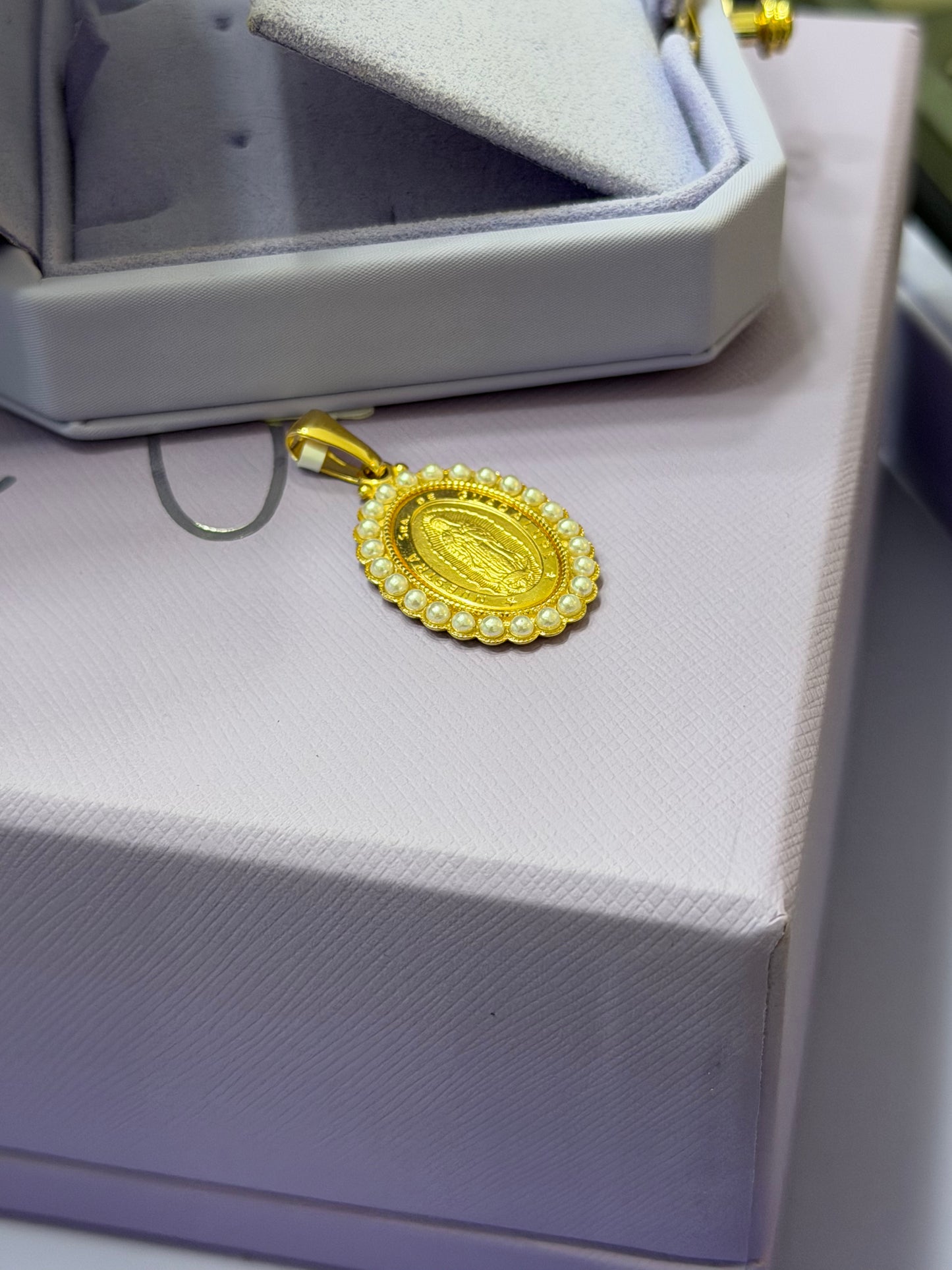 Medalla Guadalupe flor de perlas