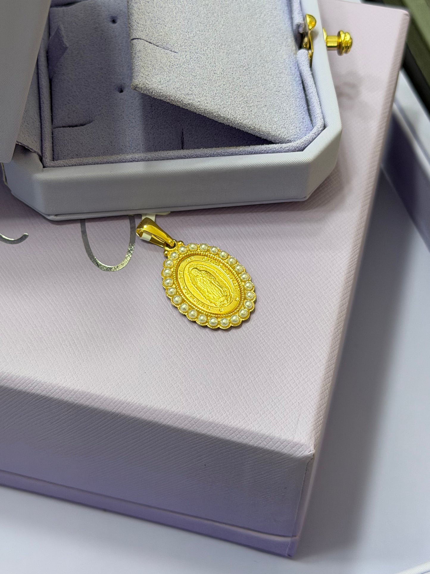 Medalla Guadalupe flor de perlas