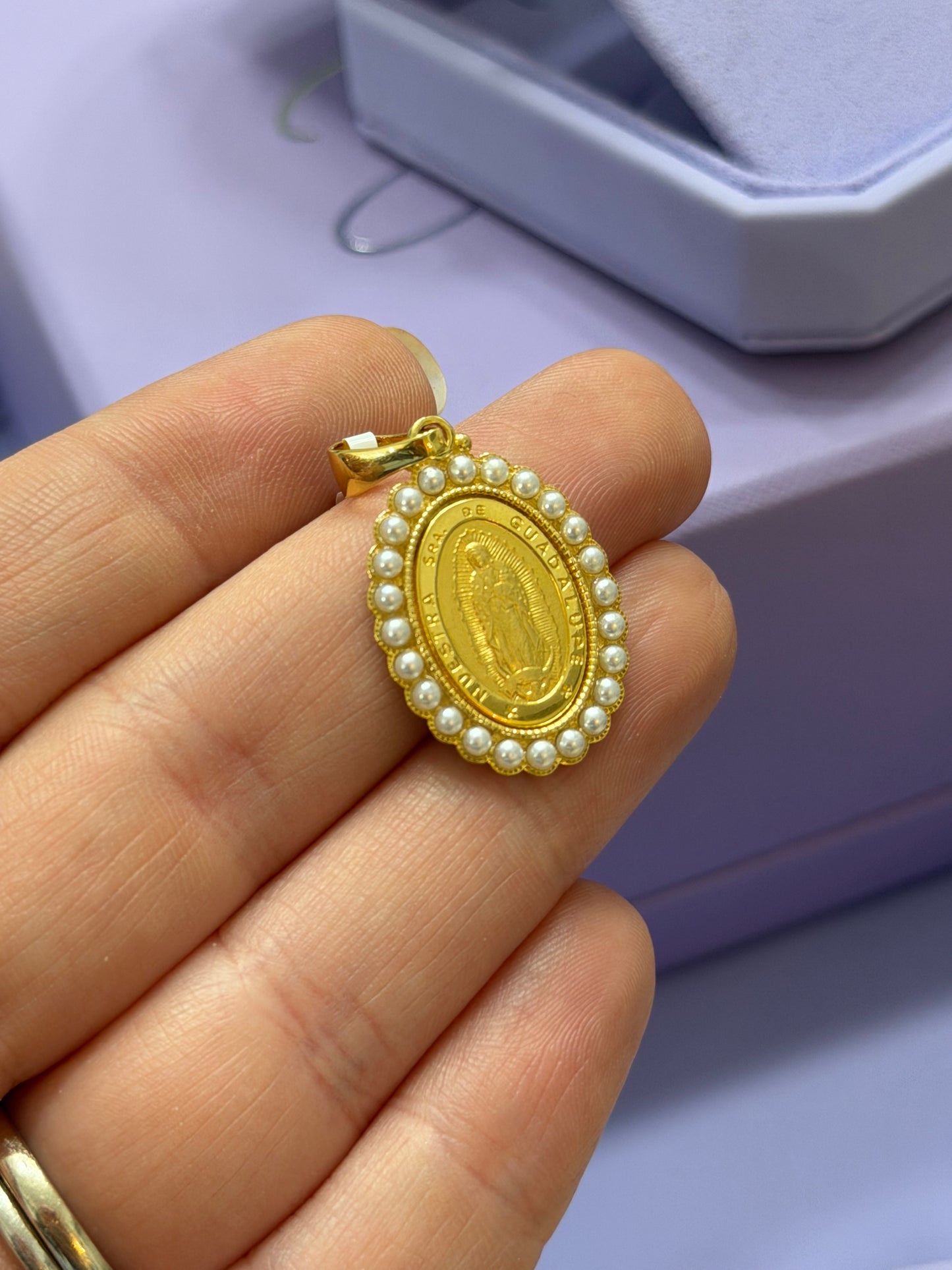 Medalla Guadalupe flor de perlas
