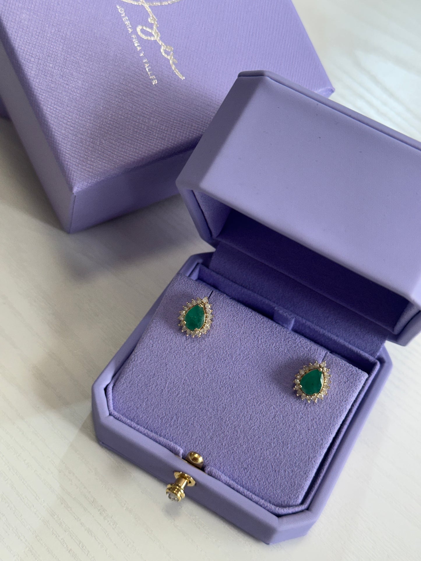 Gotas de esmeraldas con halo de diamantes 3 uñas