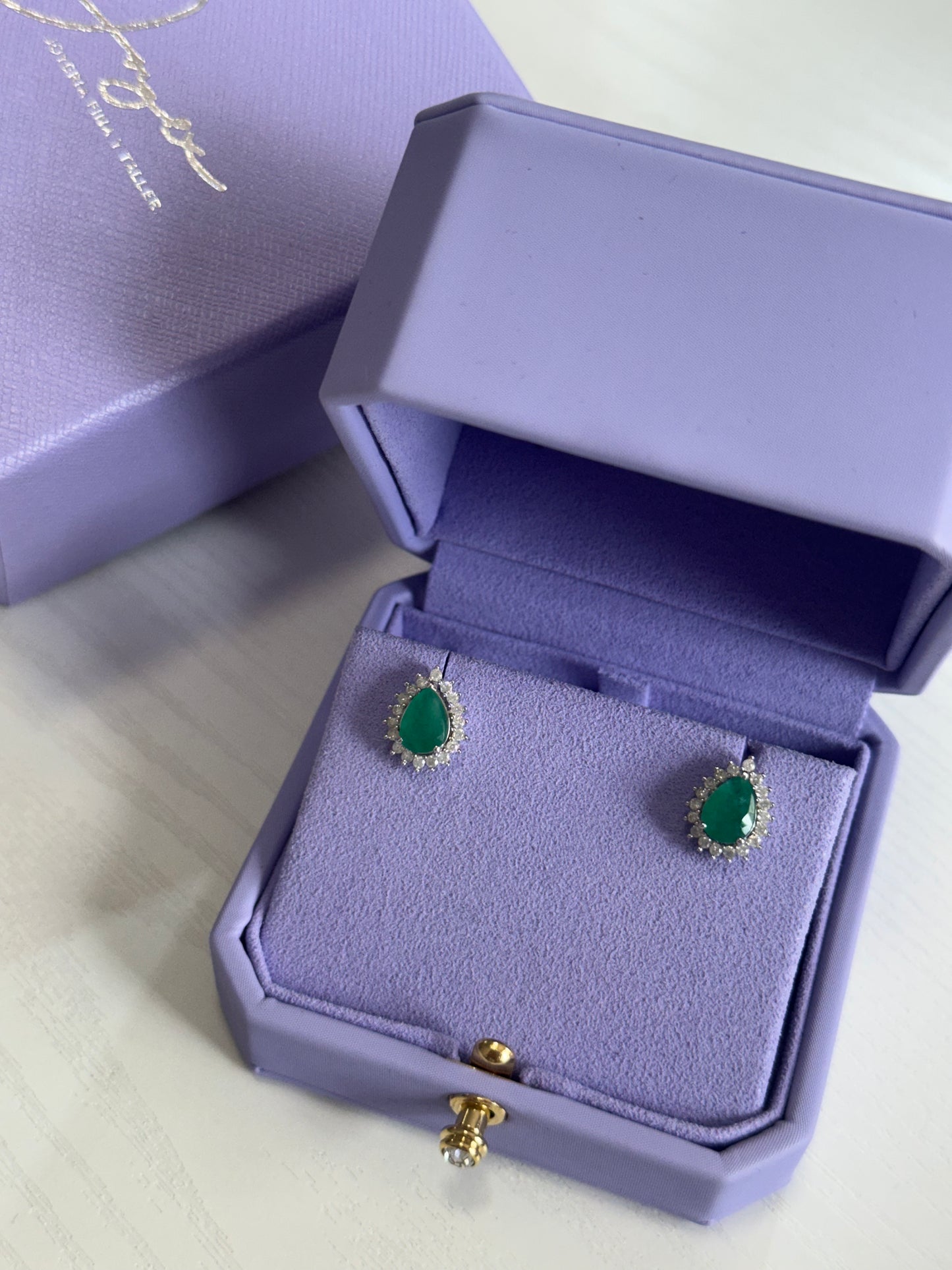 Gotas de esmeraldas con halo de diamantes 3 uñas