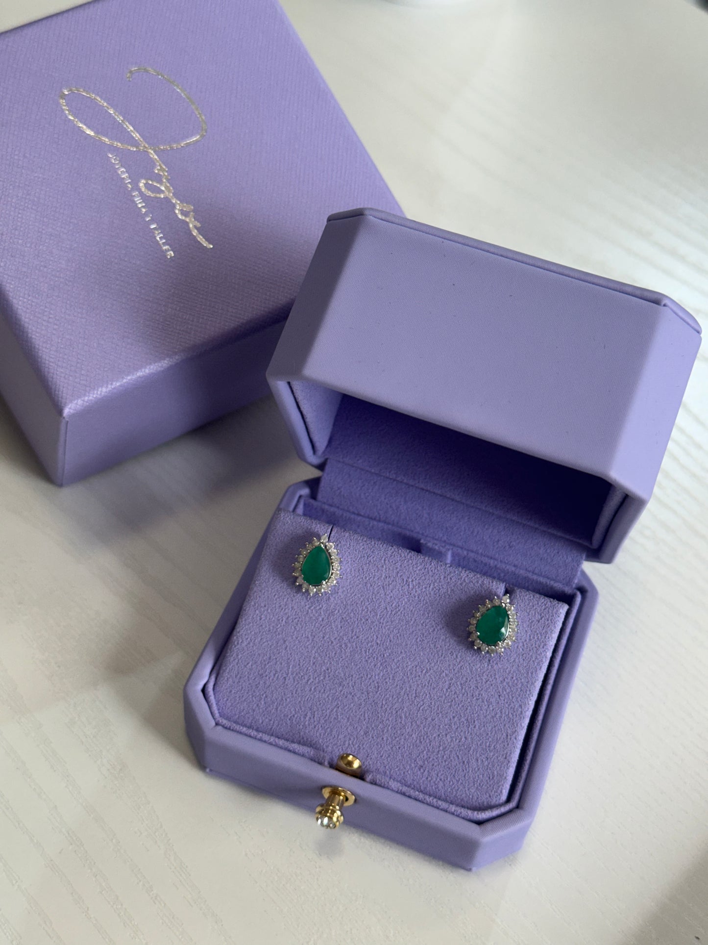 Gotas de esmeraldas con halo de diamantes 3 uñas