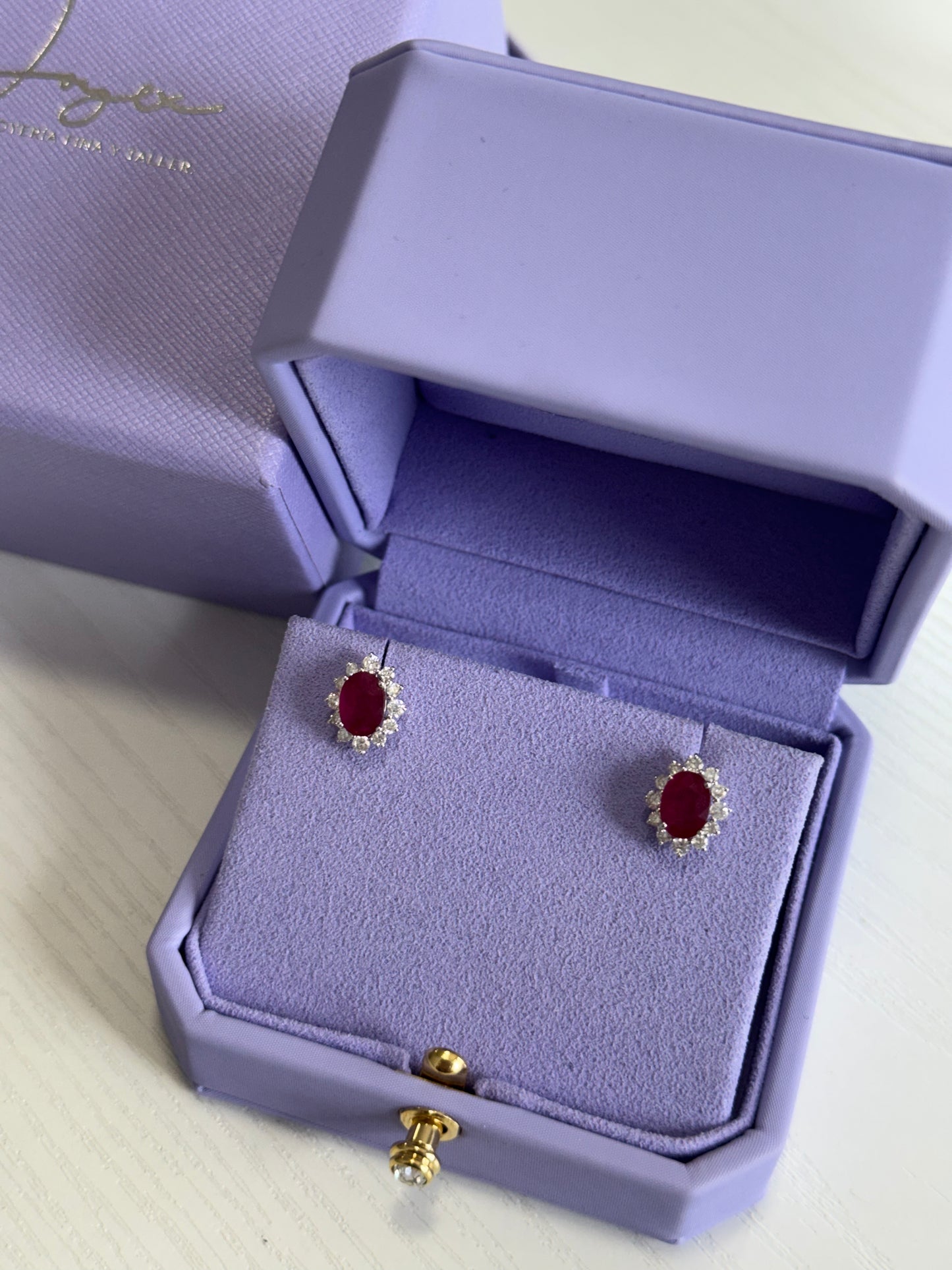 Aretes rubí oval tipo Lady Di