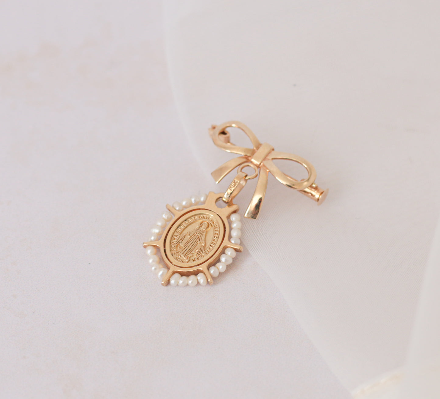 Medalla virgen milagrosa y moñito