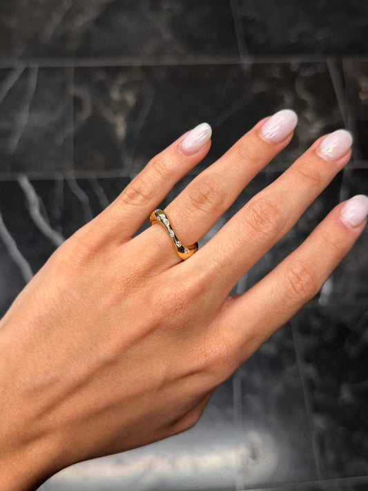 Wavy matching ring
