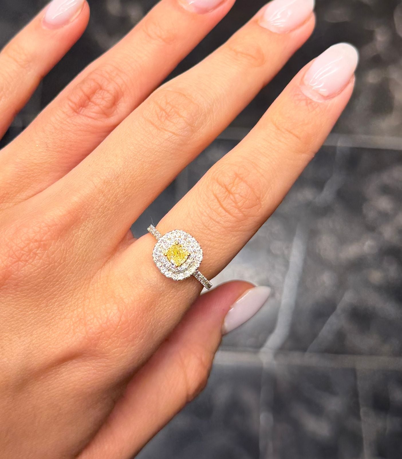 Anillo diamante amarillo cushion doble halo