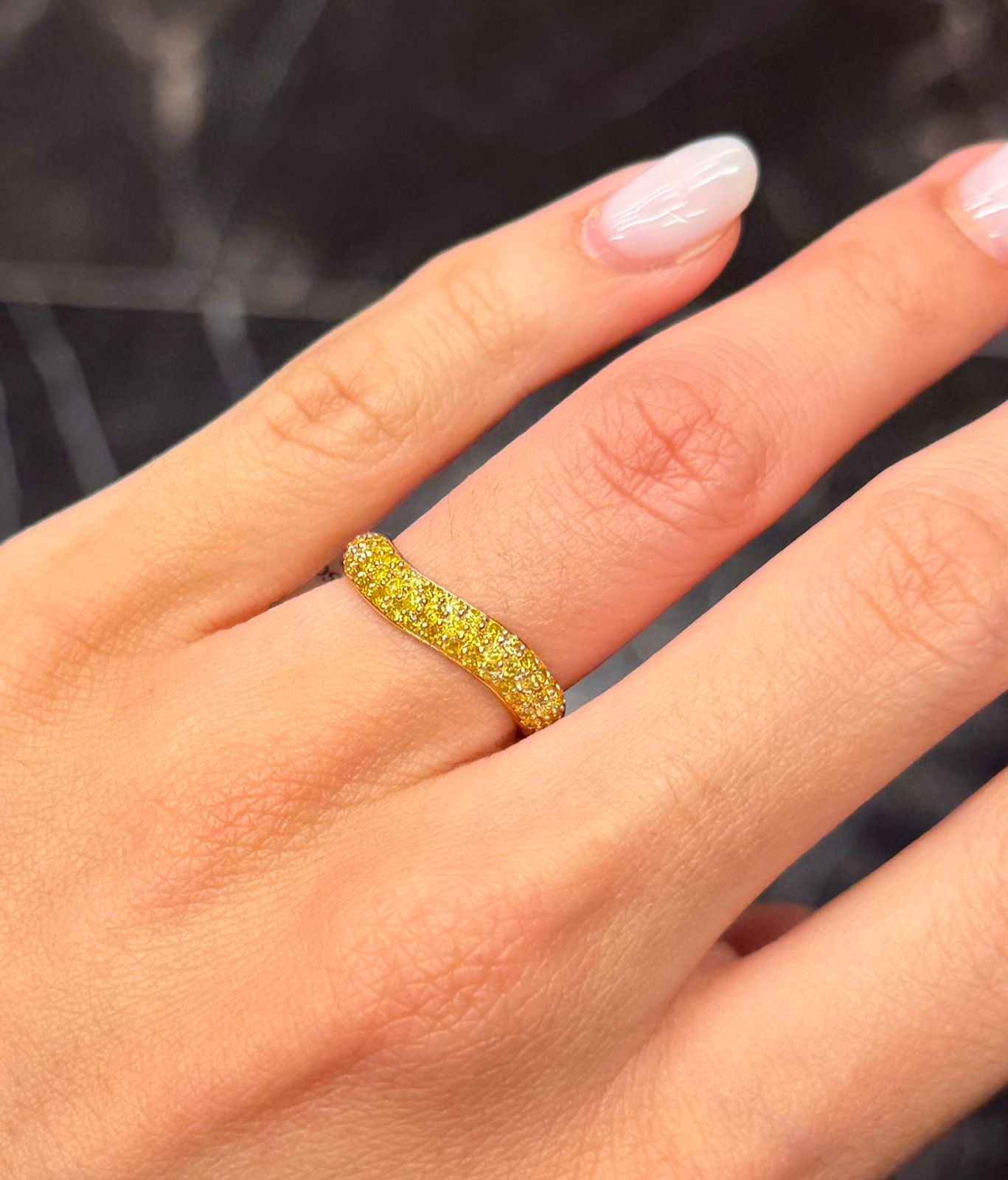 Anillo wavy diamantes amarillos half pave