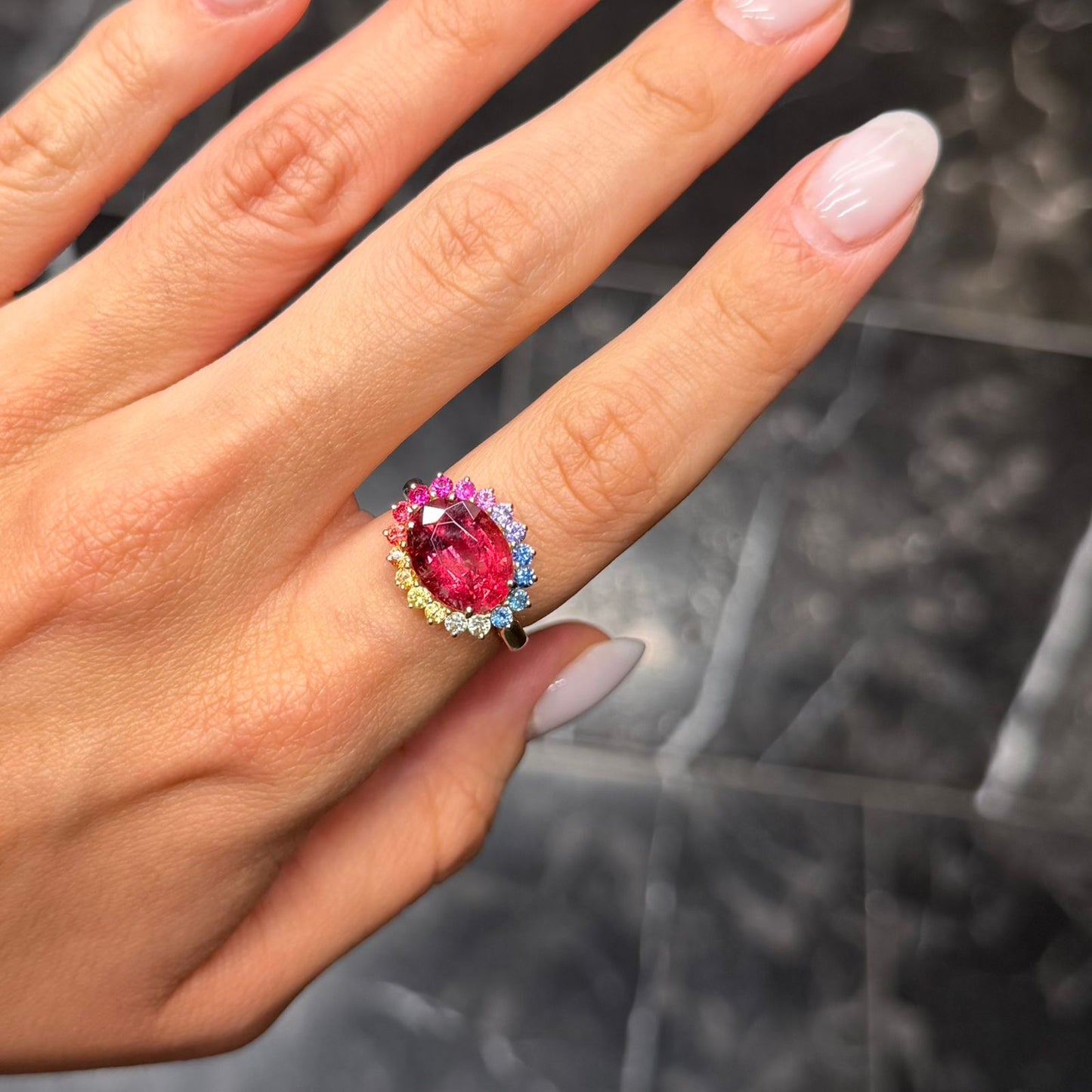 Anillo de turmalina con halo de zafiros de colores