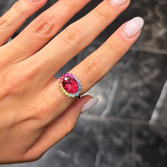 Anillo de turmalina con halo de zafiros de colores