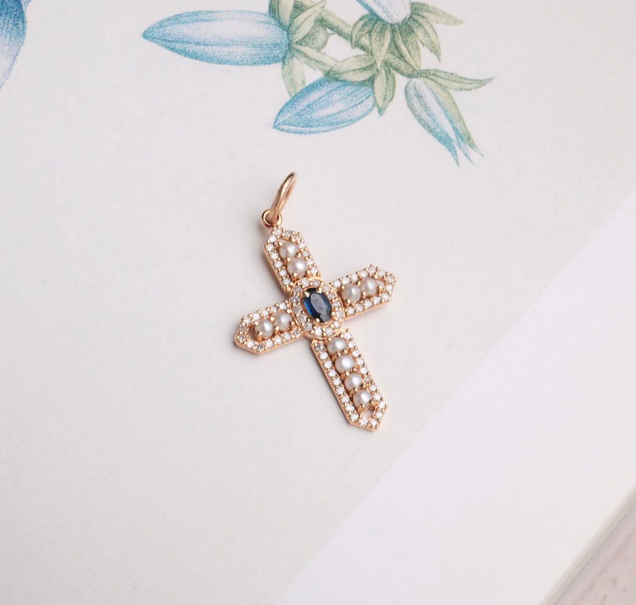 Dije cruz de perlas con diamantes