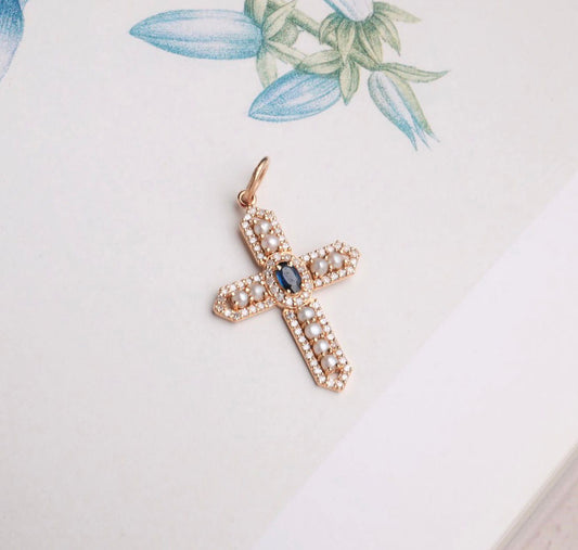 Dije cruz de perlas con diamantes
