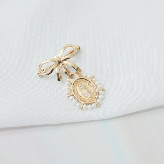 Medalla de perlitas con broche de moñito