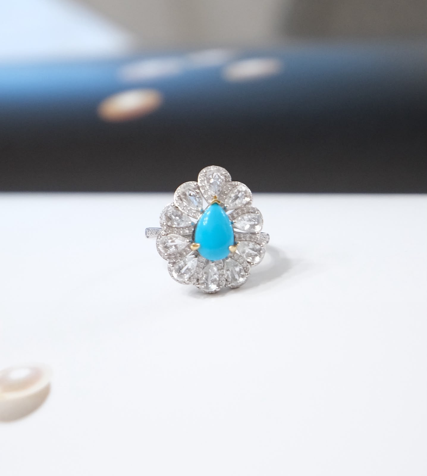 Anillo de plata con turquesa natural corte gota