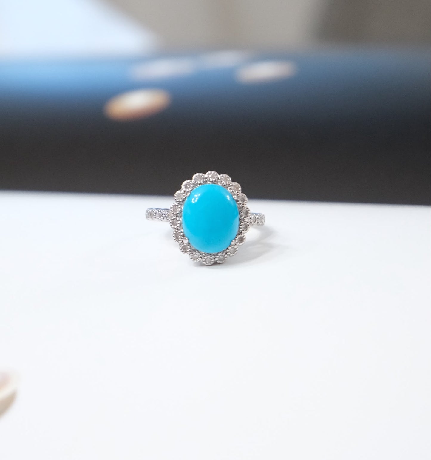 Anillo de plata con turquesa natural corte oval
