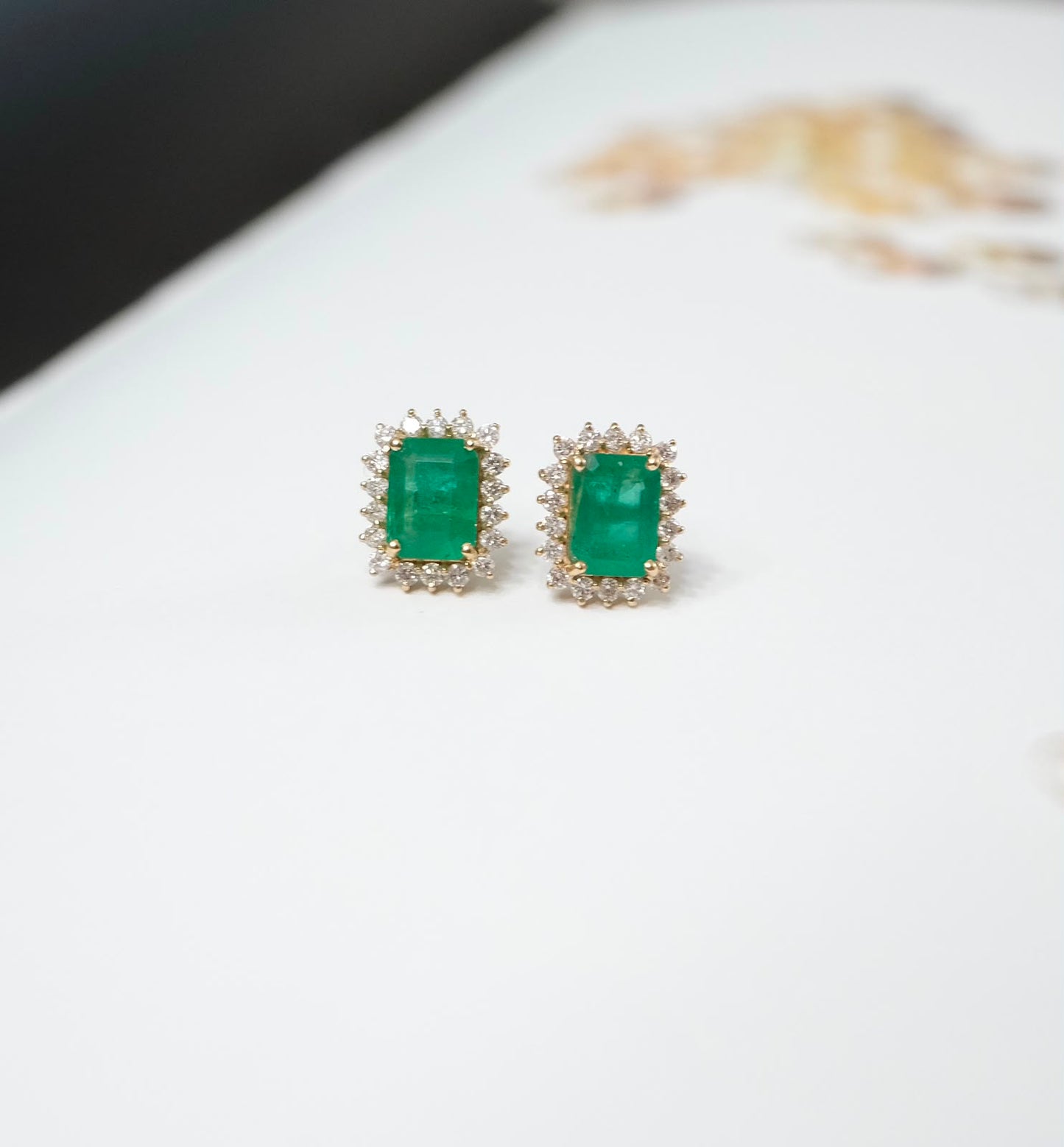 Aretes esmeralda con halo de diamantes