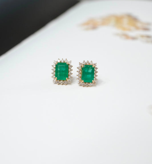 Aretes esmeralda con halo de diamantes