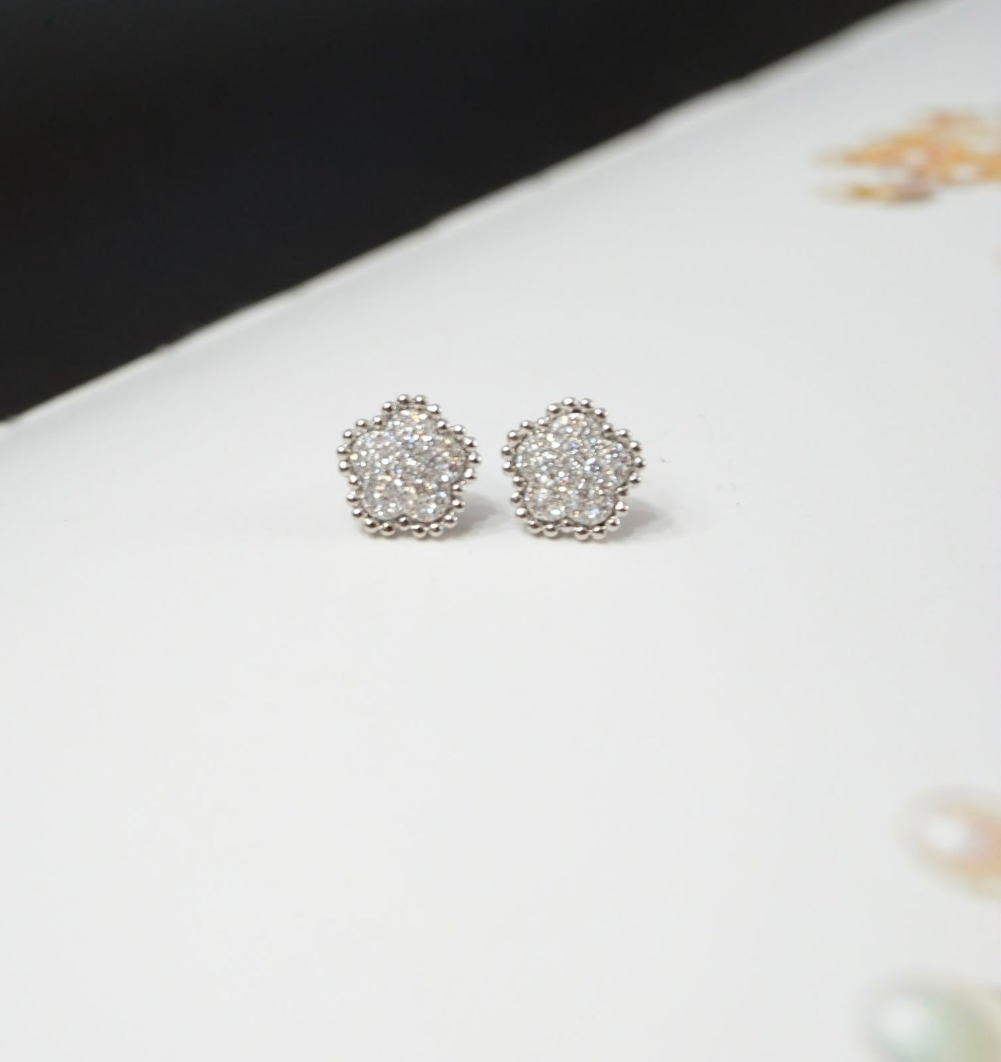 Aretes flor diamantes pavé bolitas