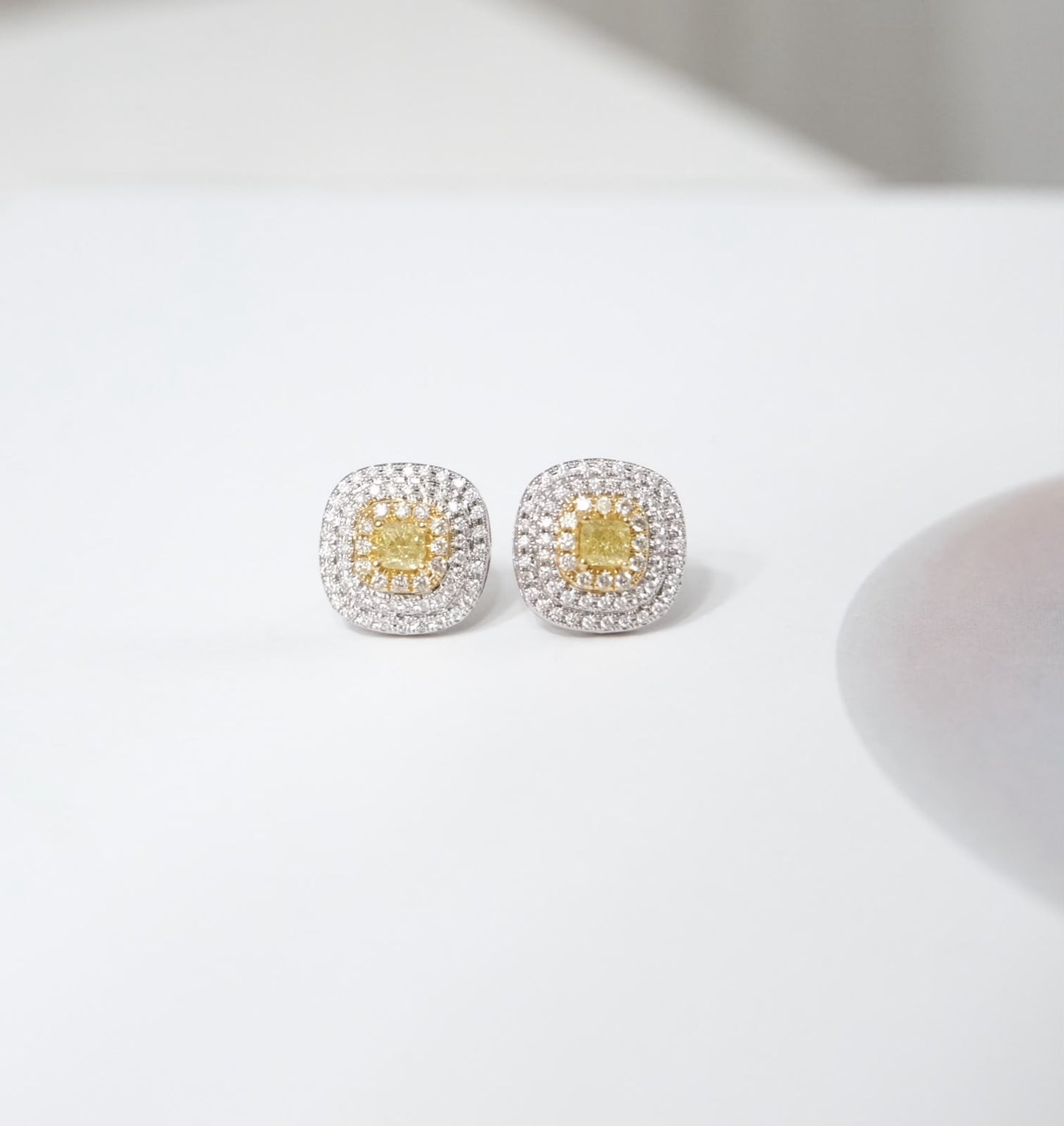Aretes de diamante amarillo corte cushion doble halo