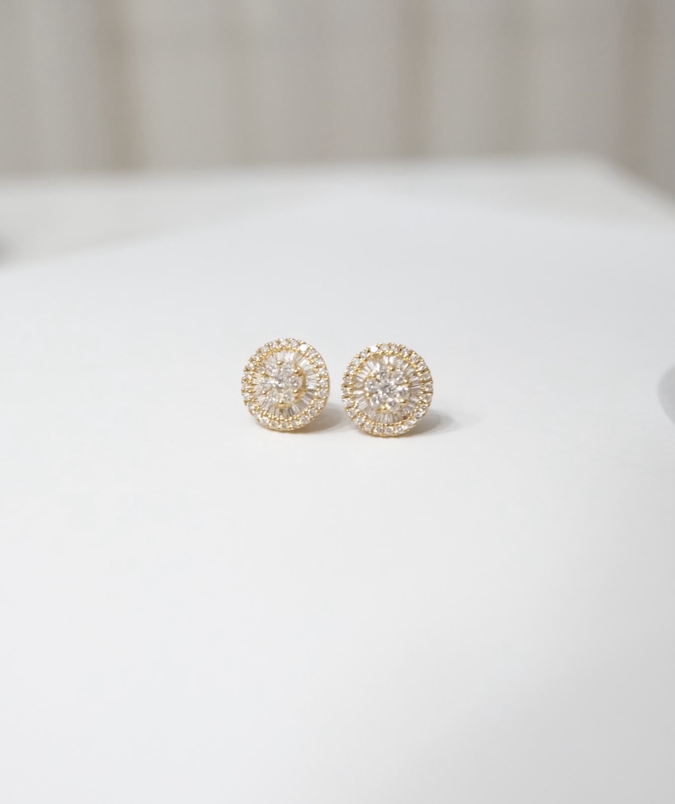 Aretes circulares de diamantes baguettes