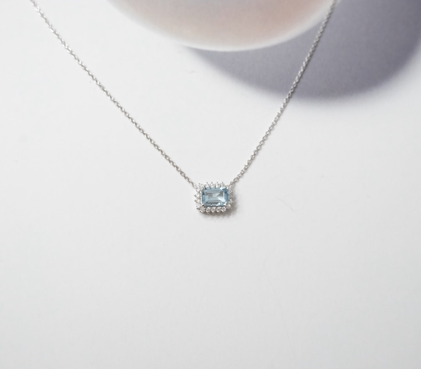 Collar aguamarina con halo de diamantes
