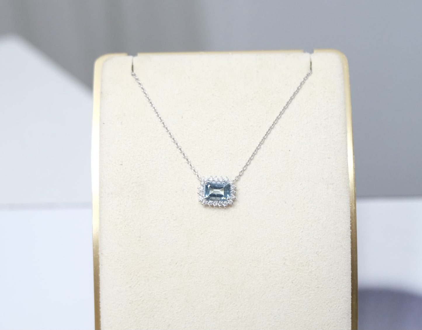 Collar aguamarina con halo de diamantes
