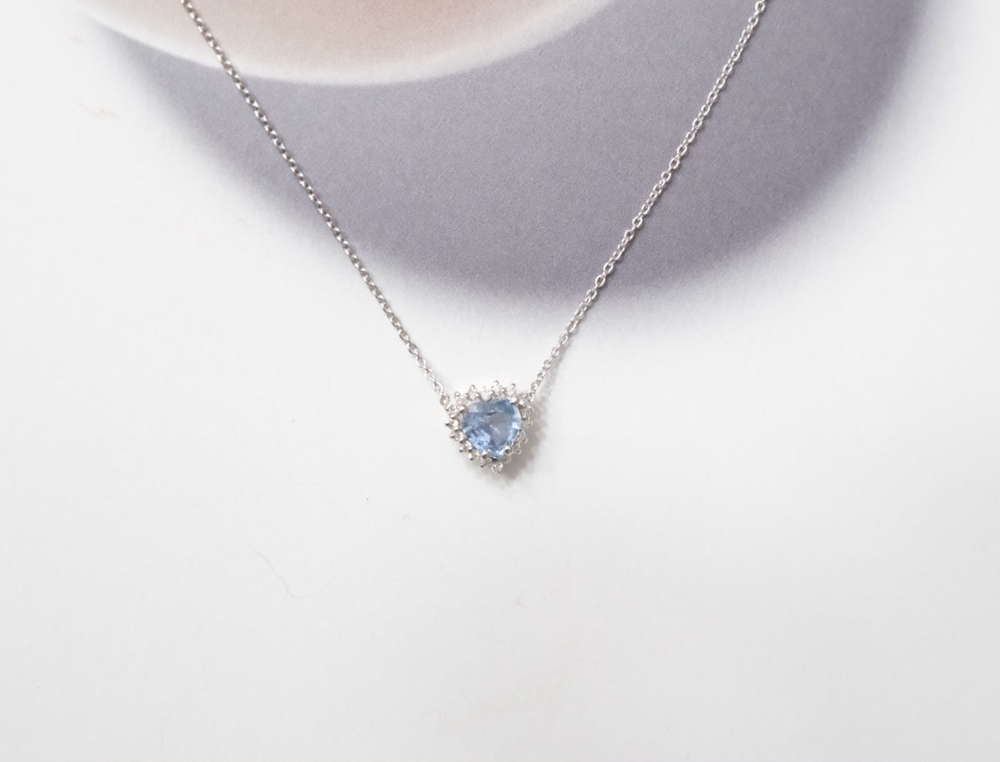 Collar de corazón zafiro claro halo de diamantes 3 uñas