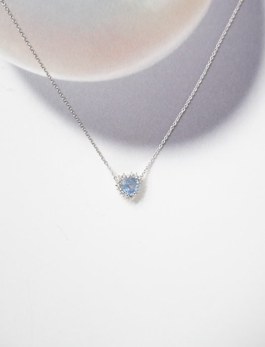 Collar de corazón zafiro claro halo de diamantes 3 uñas