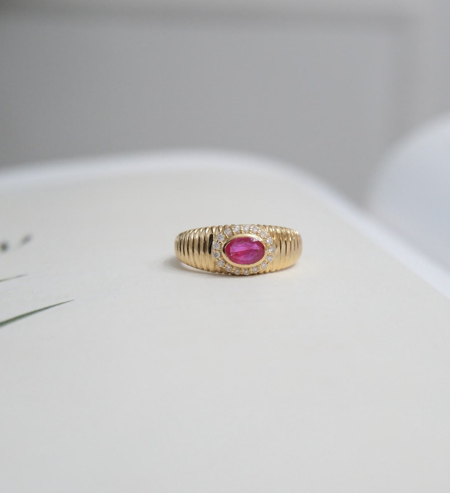 Anillo mariana rubí con diamantes