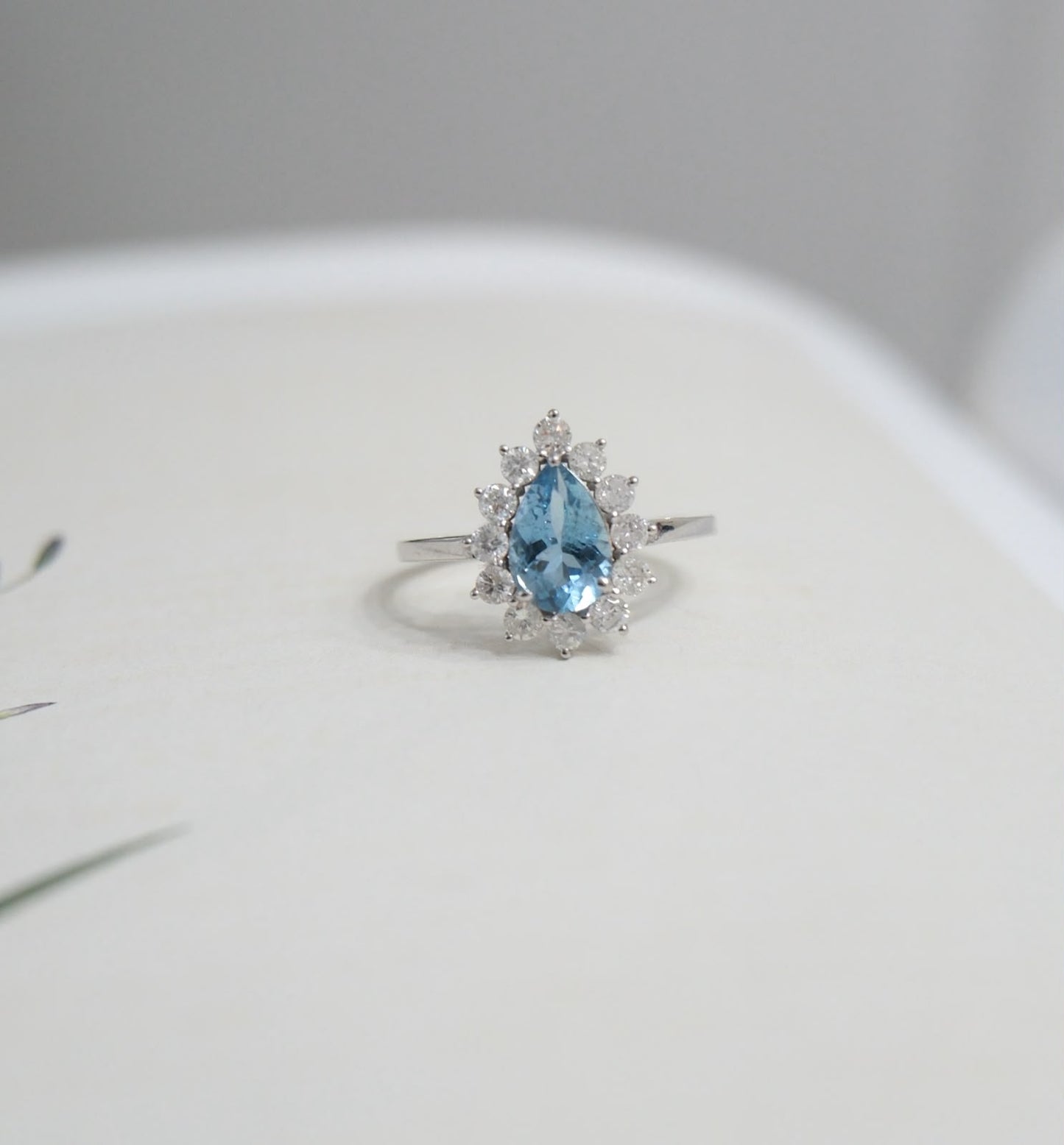 Anillo gota aguamarina con diamantes