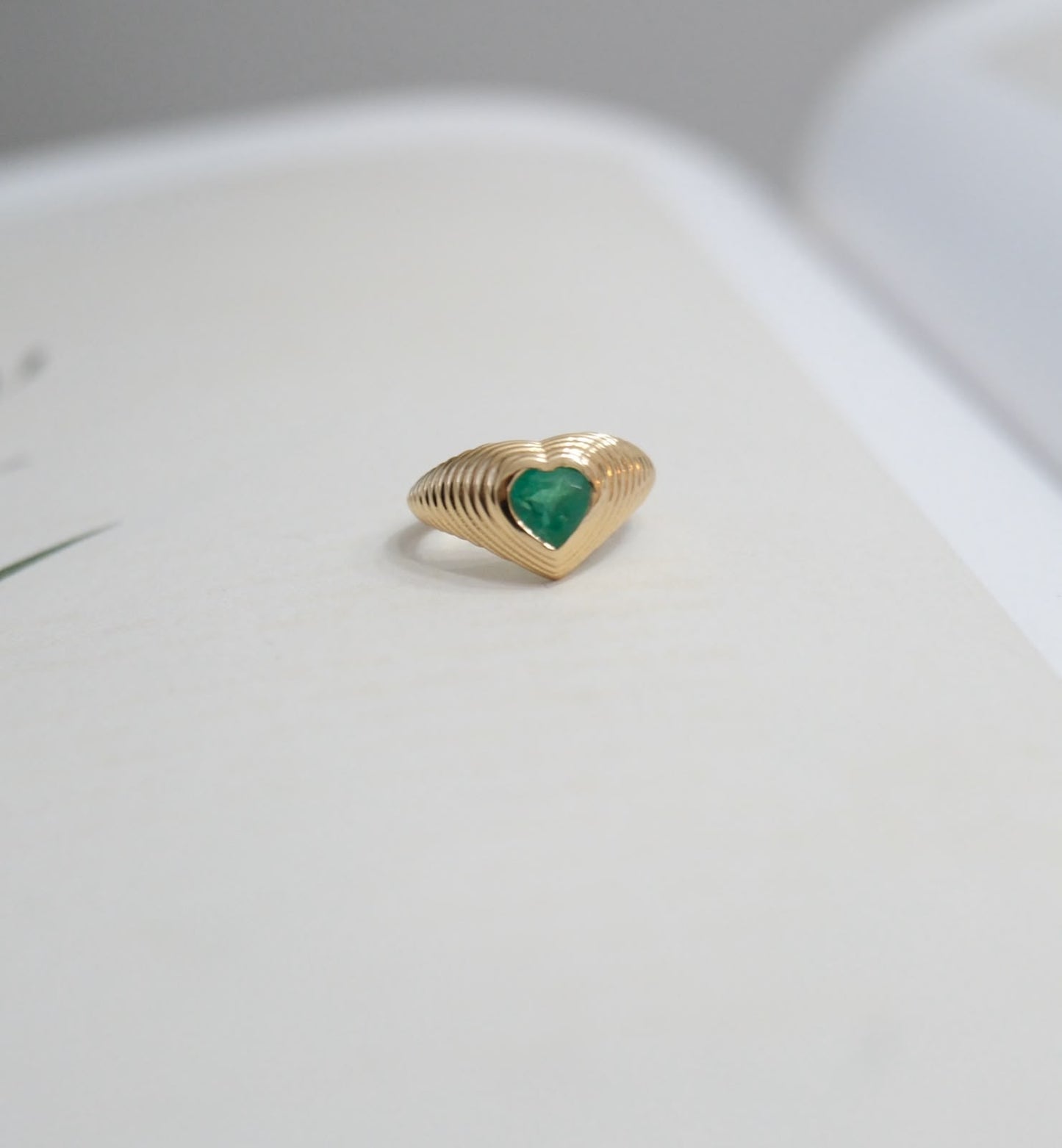 Anillo pinky esmeralda corazon